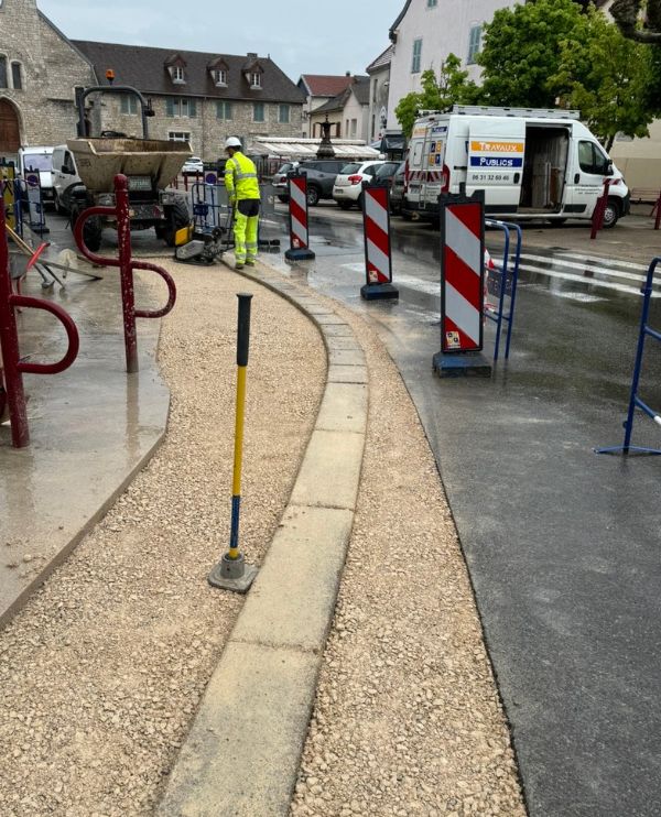 Reprise de bordure et trottoir affaissées avant réfection de la route départementale à Clairvaux Les Lacs